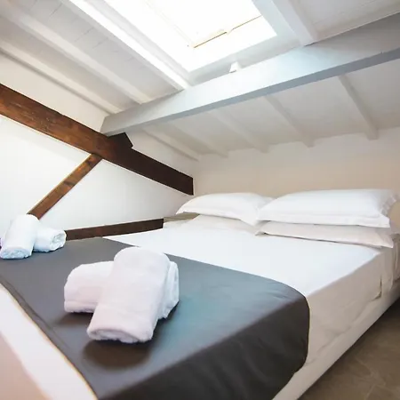 Maison Du Port 42 Bed & Breakfast 3*