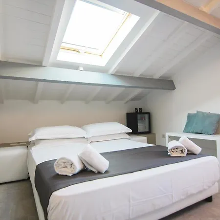 Maison Du Port 42 Bed & Breakfast 3*