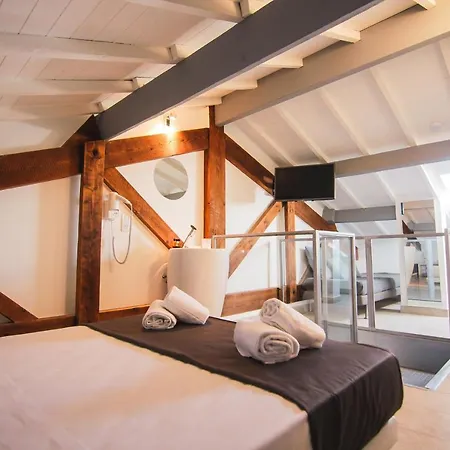 Maison Du Port 42 Bed and Breakfast