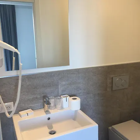 Maison Du Port 42 Bed & Breakfast